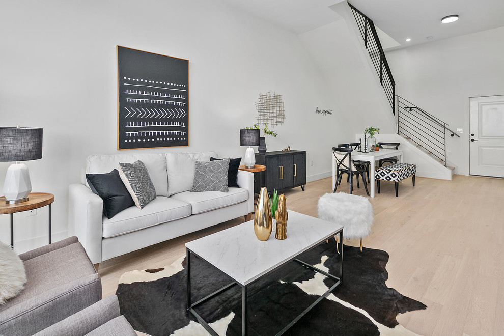 Источник вдохновения для домашнего уюта: парадная, открытая гостиная комната в скандинавском стиле с белыми стенами и светлым паркетным полом без камина