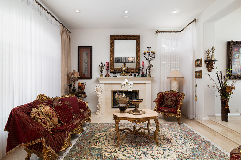 Esempio di un soggiorno mediterraneo con sala formale, pareti bianche, camino classico, nessuna TV, pavimento beige e pavimento in travertino