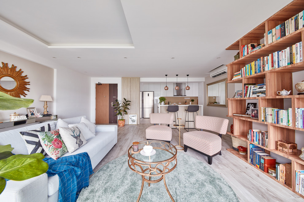 Источник вдохновения для домашнего уюта: открытая гостиная комната в современном стиле с с книжными шкафами и полками, белыми стенами, светлым паркетным полом и серым полом