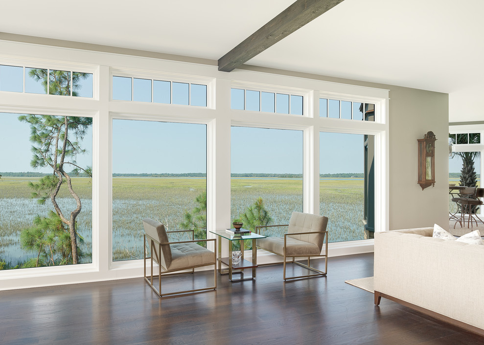 Immagine di un grande soggiorno stile marino aperto con pareti beige, parquet scuro e pavimento marrone