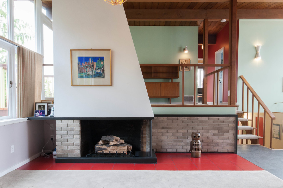 Идея дизайна: гостиная комната в стиле модернизм с зелеными стенами и стандартным камином