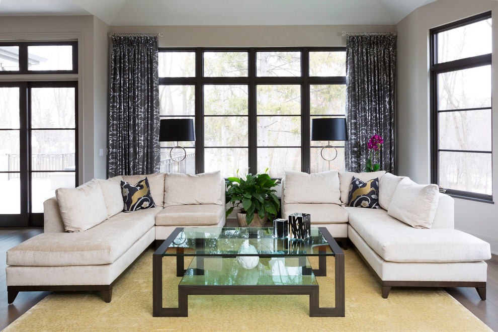Immagine di un grande soggiorno design aperto con sala formale, pareti beige, parquet scuro, nessun camino e pavimento marrone