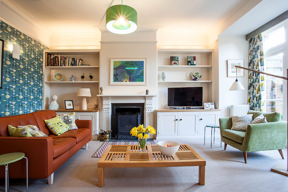 Retro Wohnzimmer mit Teppichboden und weißer Wandfarbe in Oxfordshire
