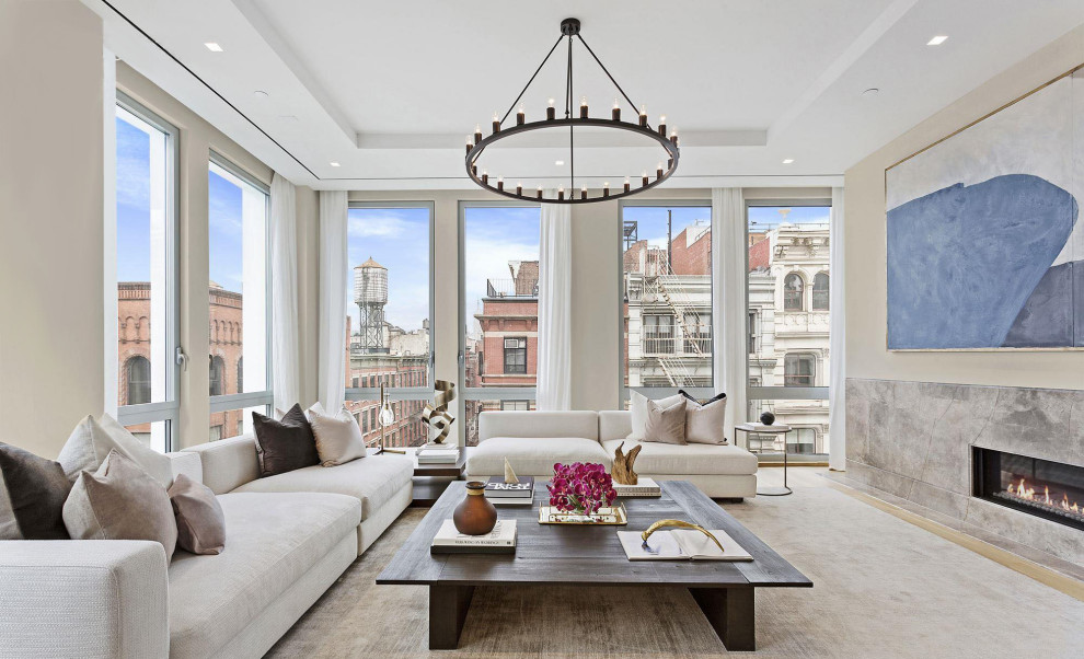 Modernes Wohnzimmer mit beiger Wandfarbe, braunem Holzboden, Gaskamin und braunem Boden in New York