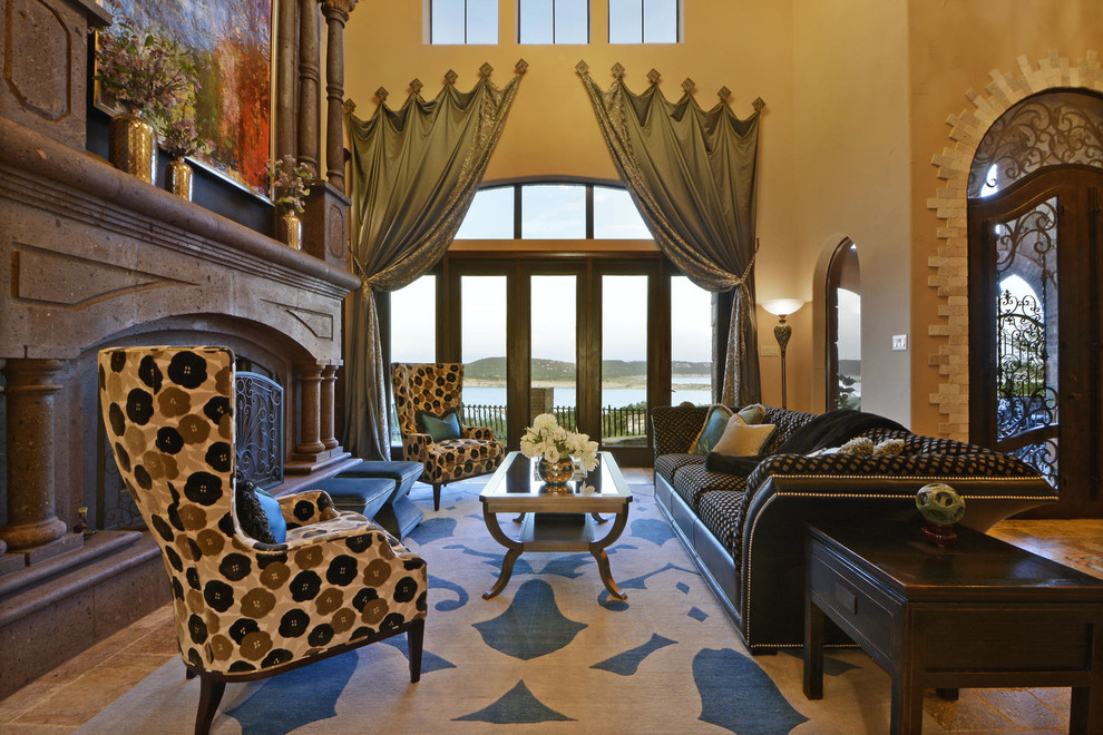 Immagine di un ampio soggiorno mediterraneo aperto con sala formale, pareti beige, pavimento in travertino e camino sospeso