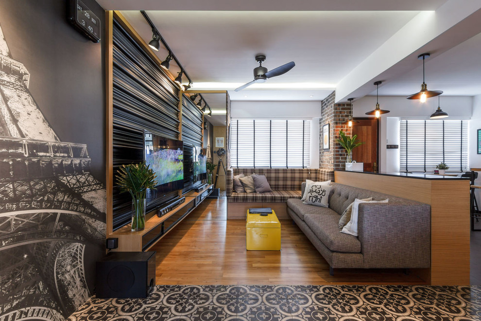 Diseño de salón abierto actual con paredes negras, suelo de madera en tonos medios, televisor colgado en la pared y suelo marrón