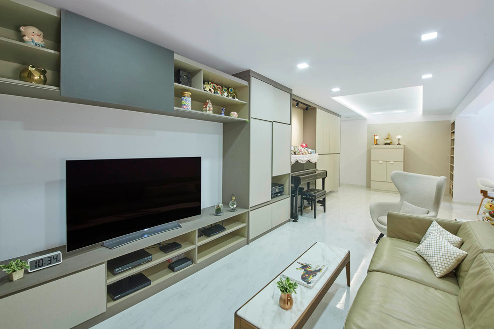 Mittelgroßes, Offenes Modernes Musikzimmer mit weißer Wandfarbe, Marmorboden und freistehendem TV in Singapur