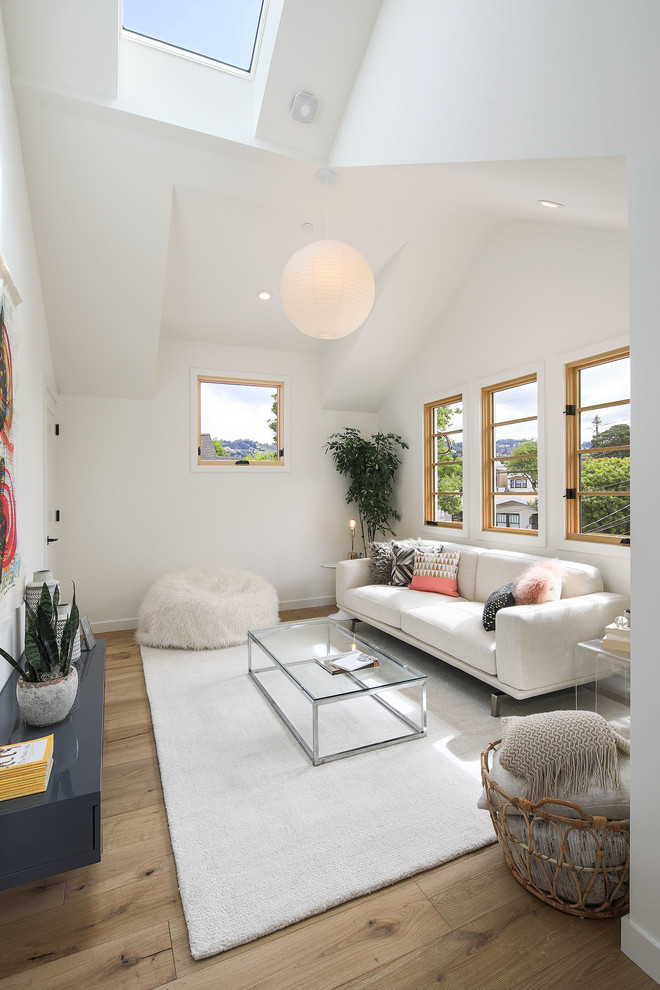 Idee per un soggiorno design con pareti bianche, pavimento in legno massello medio e pavimento marrone