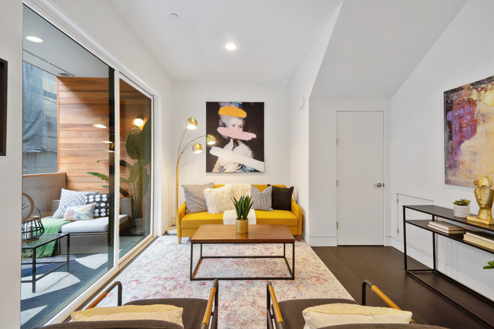 Abgetrenntes Modernes Wohnzimmer mit weißer Wandfarbe und Betonboden in San Francisco