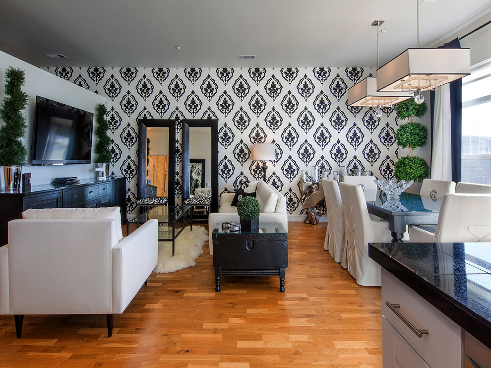 Стильный дизайн: гостиная комната в современном стиле с разноцветными стенами, паркетным полом среднего тона, телевизором на стене и красивыми шторами - последний тренд