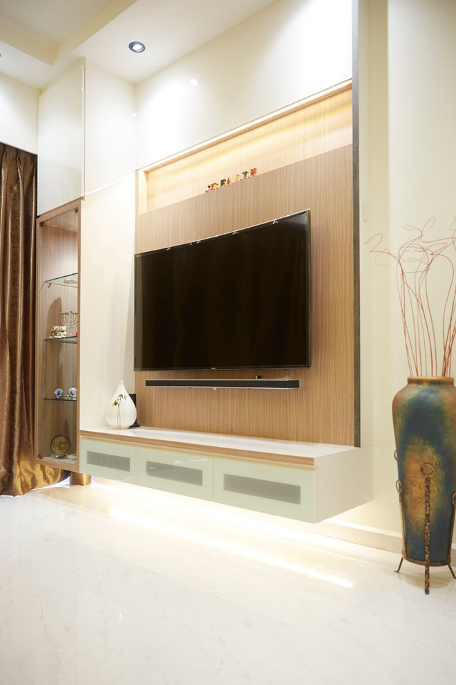 Inredning av ett modernt litet allrum med öppen planlösning, med ett finrum, vita väggar, en väggmonterad TV och klinkergolv i porslin