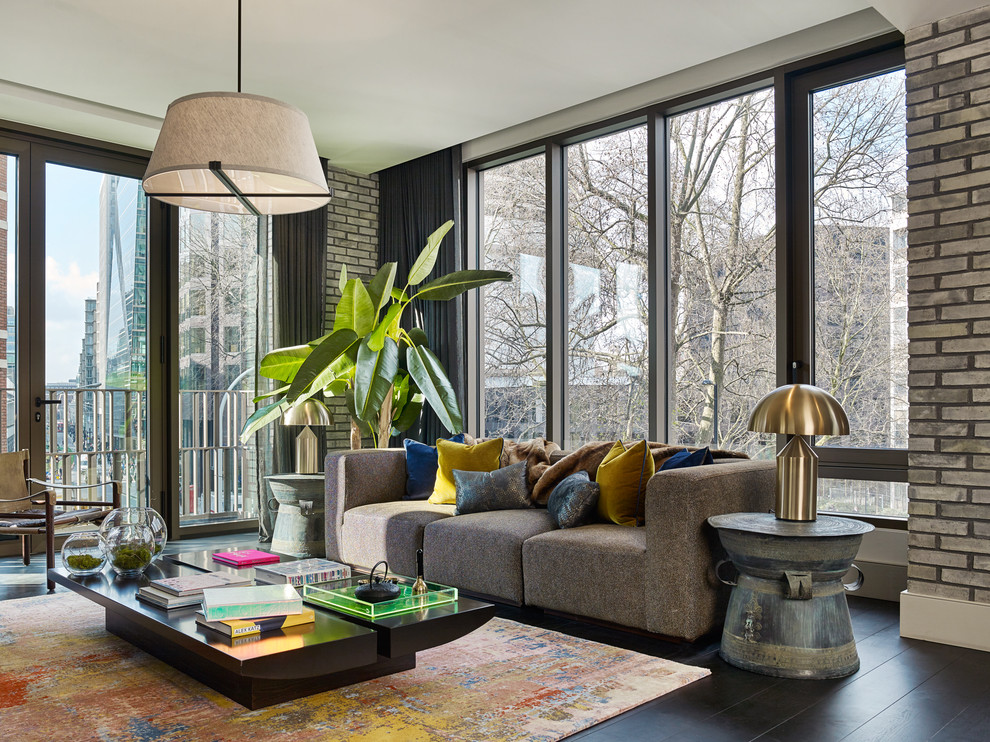 Foto di un grande soggiorno minimal stile loft con sala formale, pareti verdi, parquet scuro, TV autoportante e pavimento marrone