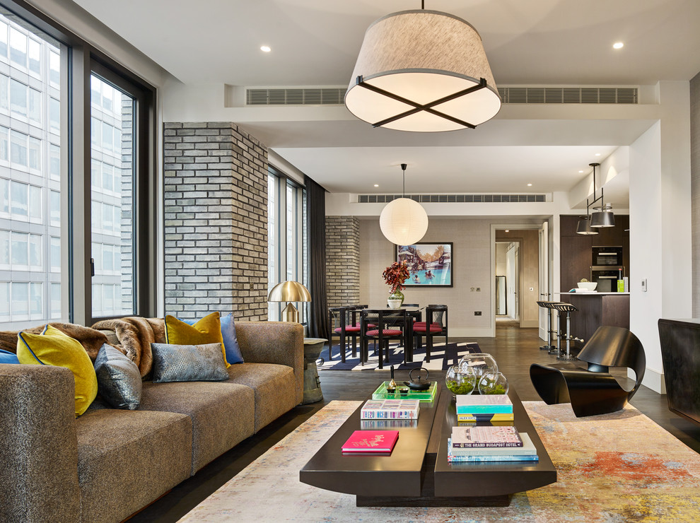 Стильный дизайн: большая парадная, двухуровневая гостиная комната в стиле модернизм с зелеными стенами, отдельно стоящим телевизором и коричневым полом - последний тренд