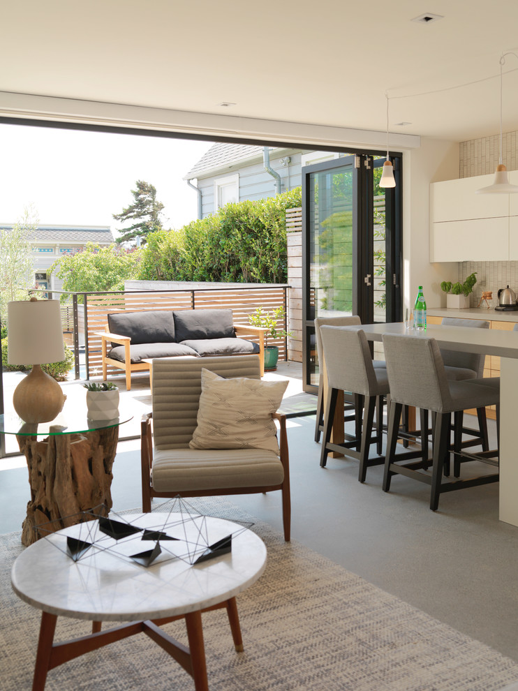 Kleines, Fernseherloses, Offenes Modernes Wohnzimmer ohne Kamin mit beiger Wandfarbe und grauem Boden in San Francisco