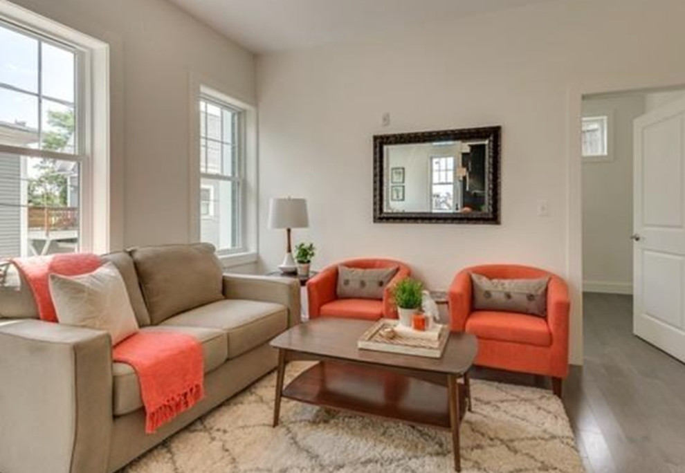 Foto di un piccolo soggiorno moderno aperto con pareti bianche, pavimento in legno massello medio e nessuna TV