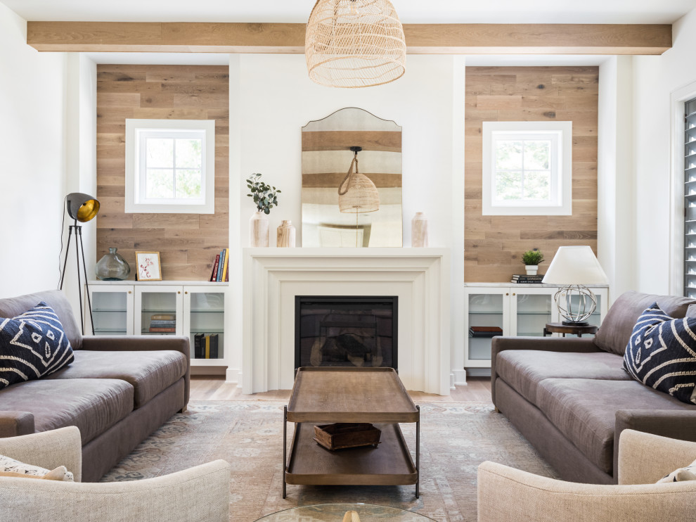 Foto di un soggiorno stile marinaro con nessuna TV, pavimento marrone, pavimento in legno massello medio e pareti bianche