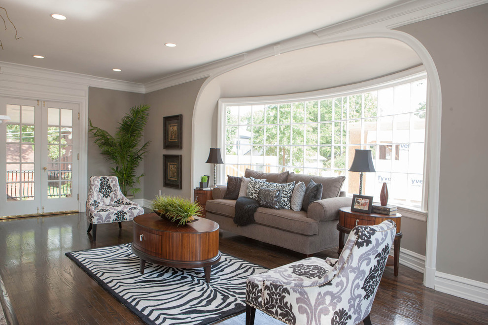 Ispirazione per un grande soggiorno tradizionale aperto con pareti grigie e pavimento in legno massello medio