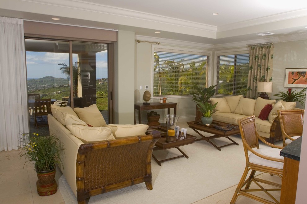 Idee per un grande soggiorno tropicale aperto con pareti beige, nessun camino, nessuna TV e pavimento beige