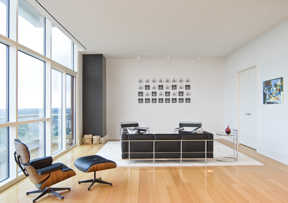 На фото: открытая гостиная комната среднего размера в стиле модернизм с белыми стенами и светлым паркетным полом без камина, телевизора с