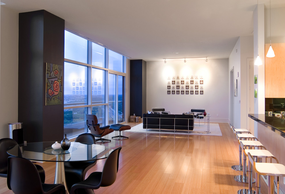 Modelo de salón abierto minimalista de tamaño medio sin chimenea y televisor con paredes blancas y suelo de madera clara