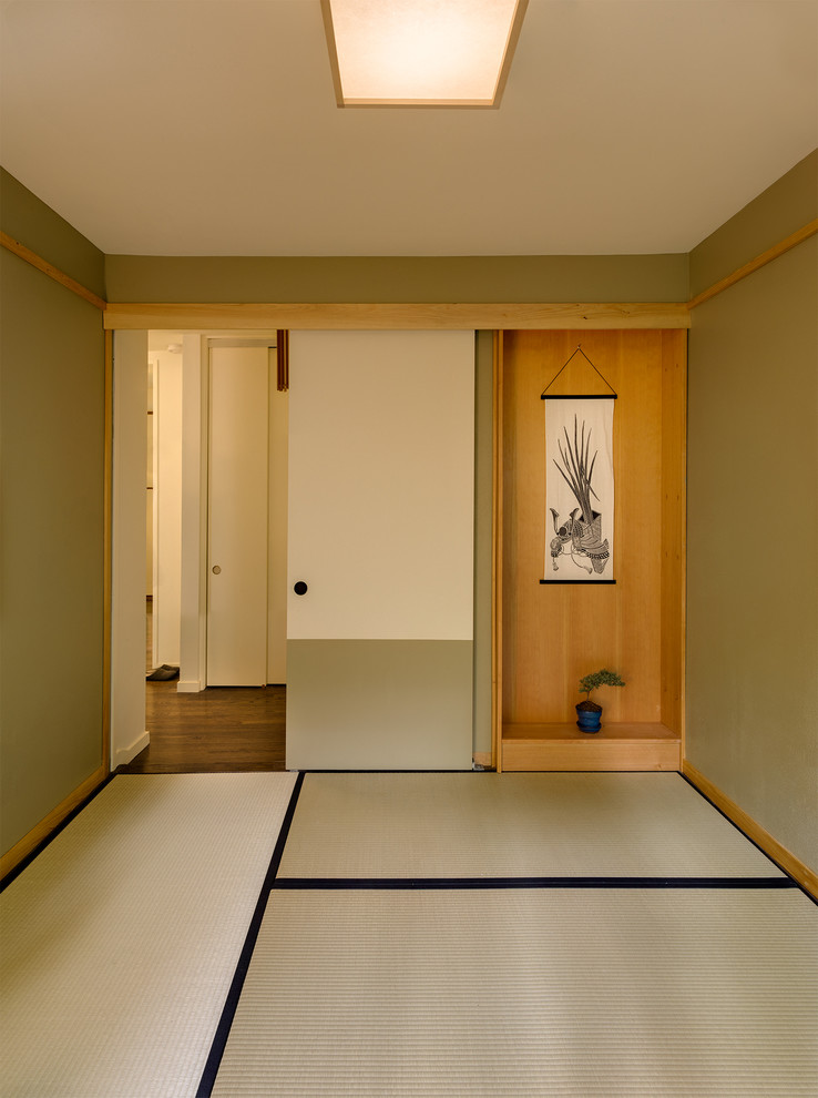 Großes Asiatisches Wohnzimmer mit grauer Wandfarbe und Teppichboden in New York