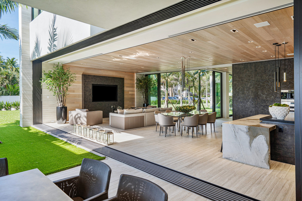 Foto di un ampio soggiorno minimal aperto con pareti beige, pavimento in gres porcellanato, pavimento beige e soffitto in legno