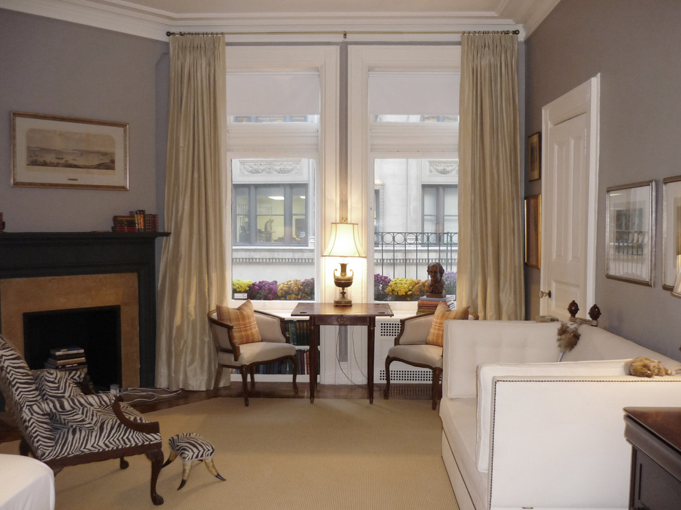 Пример оригинального дизайна: маленькая гостиная комната в классическом стиле с серыми стенами, паркетным полом среднего тона и фасадом камина из дерева для на участке и в саду