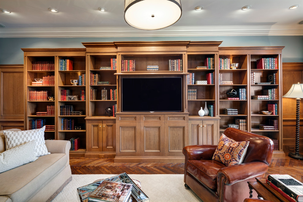 На фото: изолированная гостиная комната среднего размера в классическом стиле с с книжными шкафами и полками, синими стенами, паркетным полом среднего тона и скрытым телевизором