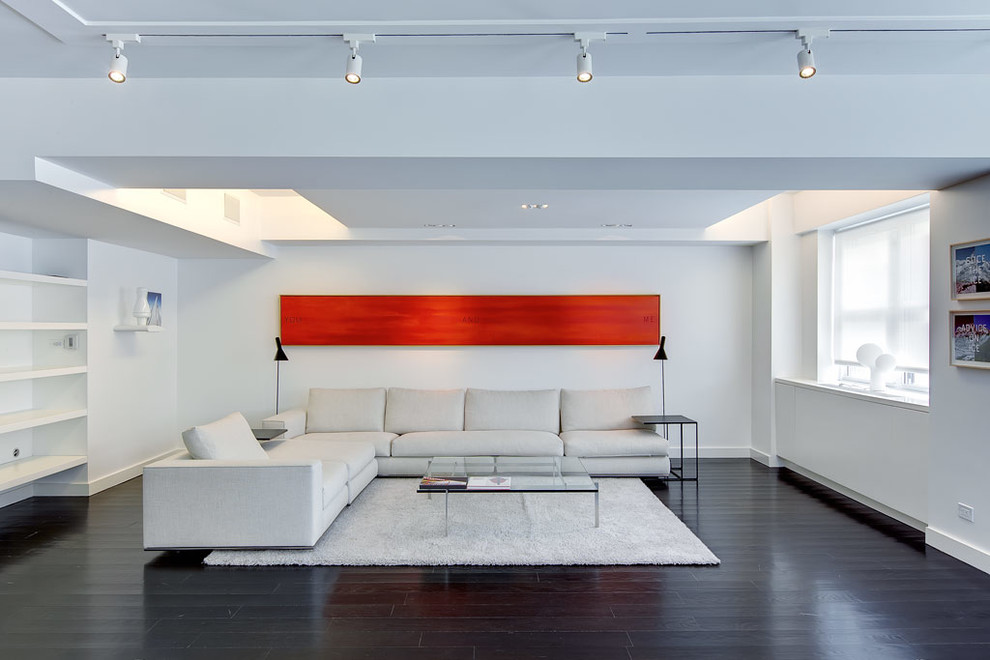 Идея дизайна: большая гостиная комната в современном стиле с белыми стенами и темным паркетным полом
