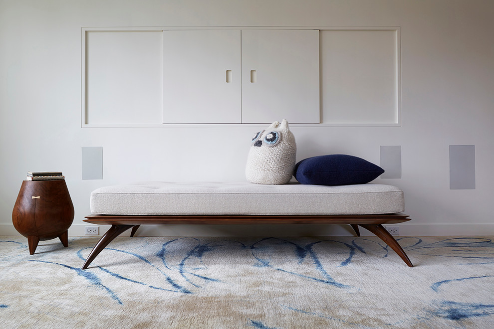Immagine di un soggiorno minimalista di medie dimensioni e chiuso con pareti bianche, parquet chiaro, nessun camino e TV nascosta