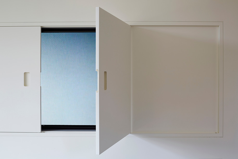 На фото: изолированная гостиная комната среднего размера в стиле модернизм с белыми стенами, светлым паркетным полом и скрытым телевизором без камина с