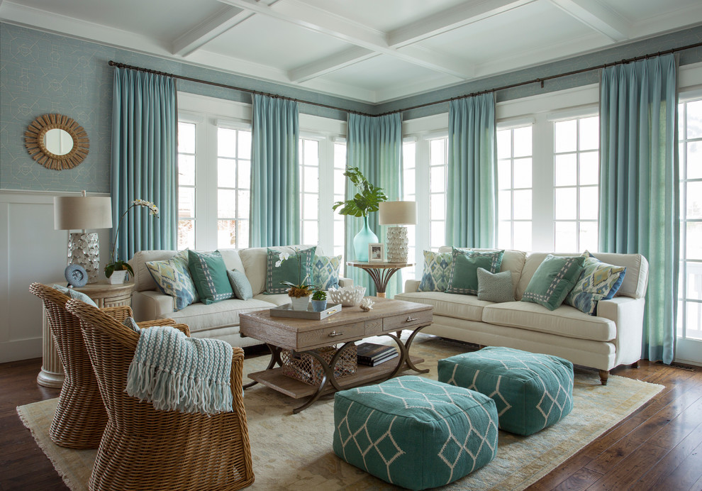 Ejemplo de salón para visitas abierto costero grande con paredes azules, pared multimedia, suelo de madera en tonos medios y alfombra