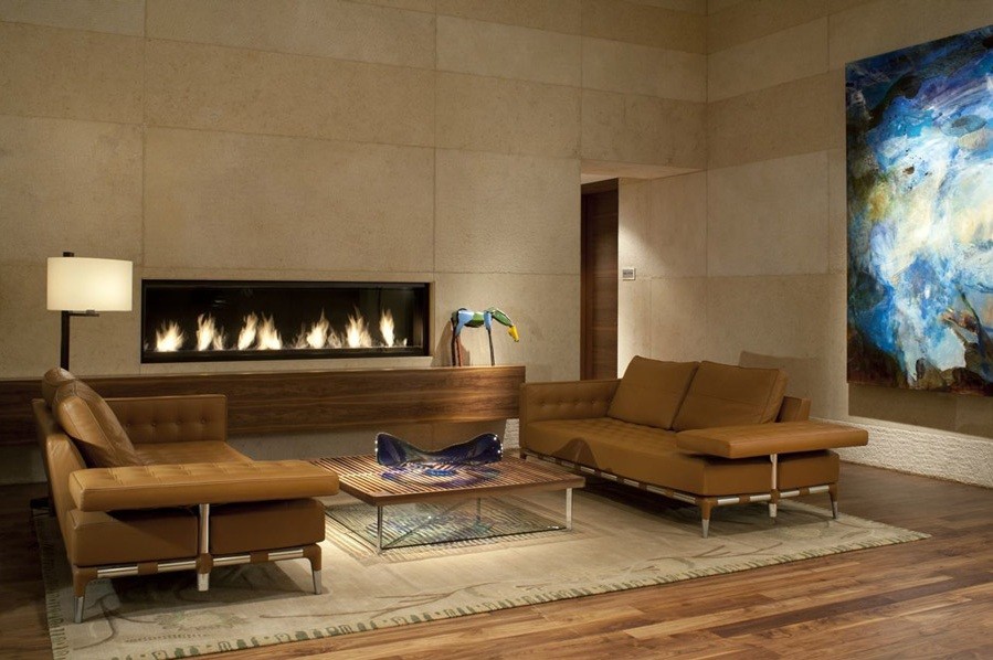 Esempio di un soggiorno design chiuso con sala formale, pareti beige, camino lineare Ribbon, nessuna TV e pavimento marrone