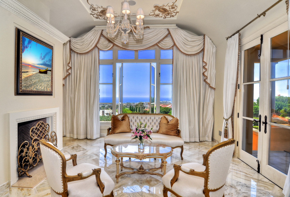Idee per un grande soggiorno mediterraneo con pareti bianche, camino classico e sala formale