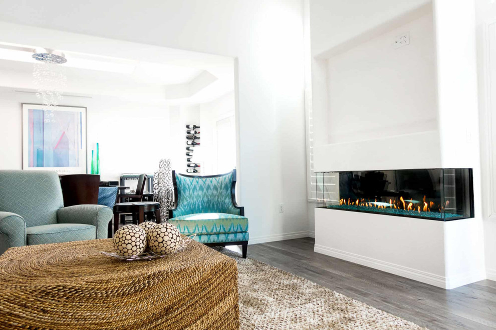 Mittelgroßes, Abgetrenntes Modernes Wohnzimmer mit weißer Wandfarbe, dunklem Holzboden, Kamin, Multimediawand und grauem Boden in San Diego