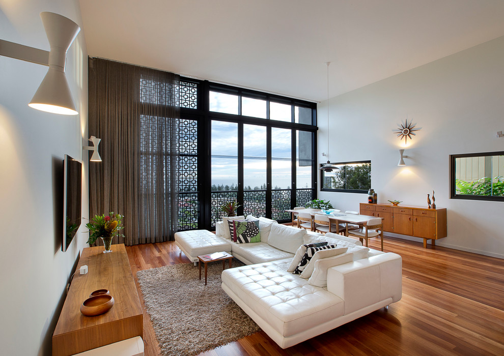 Стильный дизайн: парадная гостиная комната в стиле ретро с телевизором на стене без камина - последний тренд