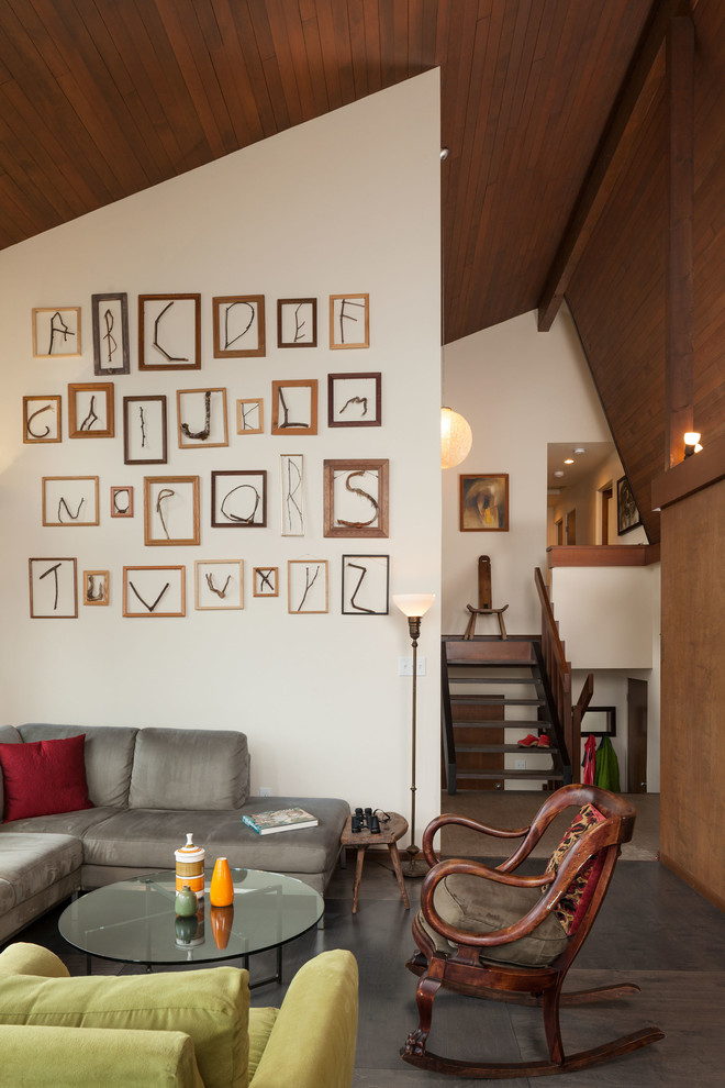 Источник вдохновения для домашнего уюта: открытая гостиная комната среднего размера в современном стиле с белыми стенами, полом из фанеры, стандартным камином и фасадом камина из камня