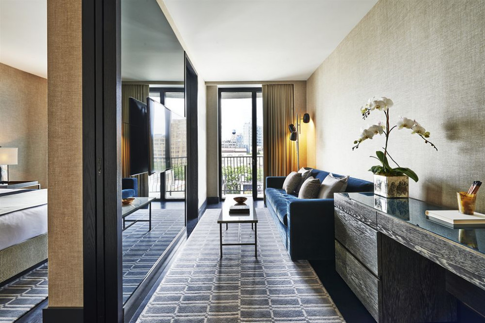 Kleines, Offenes Modernes Schmales Wohnzimmer mit beiger Wandfarbe, dunklem Holzboden, TV-Wand und braunem Boden in New York
