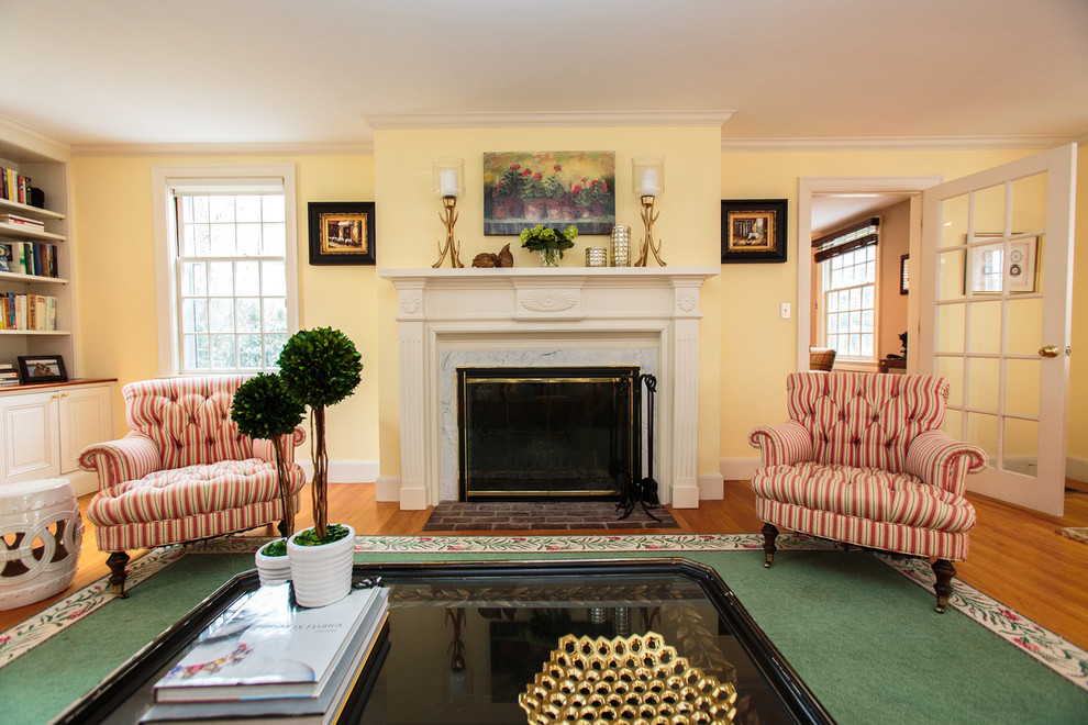 Großes, Repräsentatives, Offenes Klassisches Wohnzimmer mit gelber Wandfarbe, Kamin und Kaminumrandung aus Holz in Boston