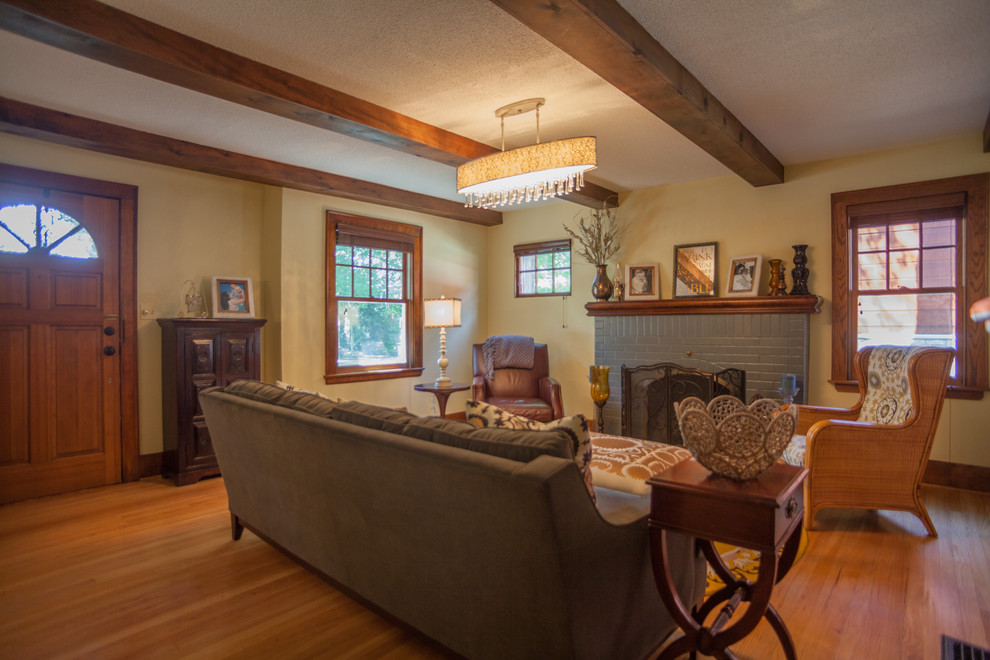 Aménagement d'un salon montagne de taille moyenne avec un mur beige, parquet clair, une cheminée standard, un manteau de cheminée en brique et un sol marron.