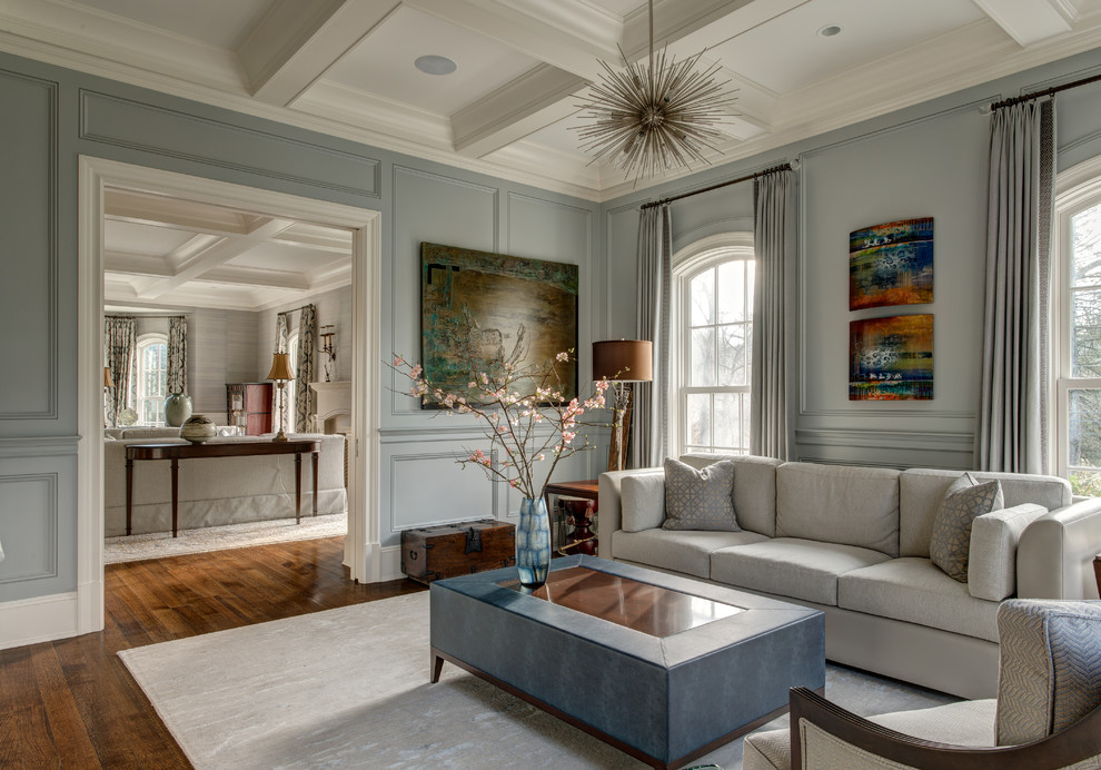 Abgetrenntes Klassisches Wohnzimmer mit grauer Wandfarbe, dunklem Holzboden und braunem Boden in New York