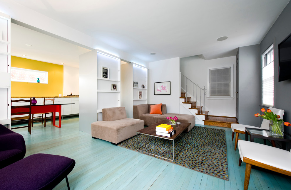 Idee per un soggiorno scandinavo con pavimento in legno verniciato e pavimento blu