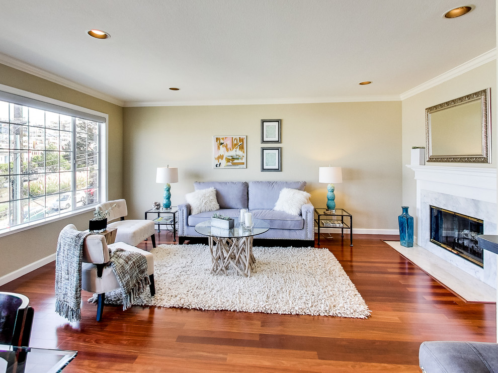 Mittelgroßes, Offenes, Repräsentatives Modernes Wohnzimmer mit beiger Wandfarbe, braunem Holzboden, Kamin und gefliester Kaminumrandung in San Francisco