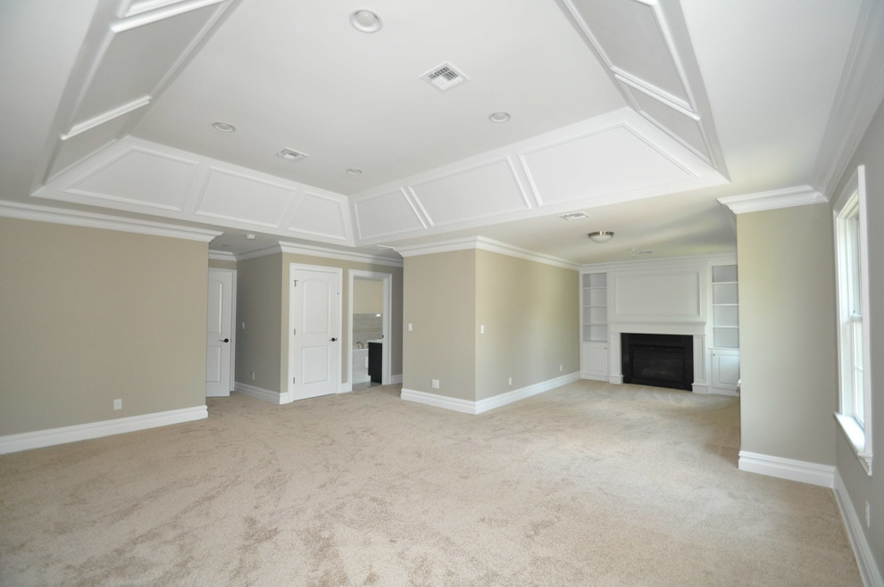На фото: большая открытая гостиная комната в стиле модернизм с бежевыми стенами, ковровым покрытием и стандартным камином