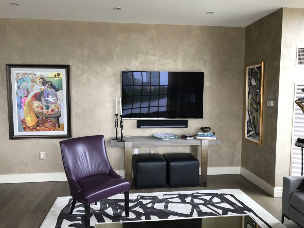 Пример оригинального дизайна: изолированная гостиная комната среднего размера в современном стиле с серыми стенами, паркетным полом среднего тона, телевизором на стене и серым полом без камина
