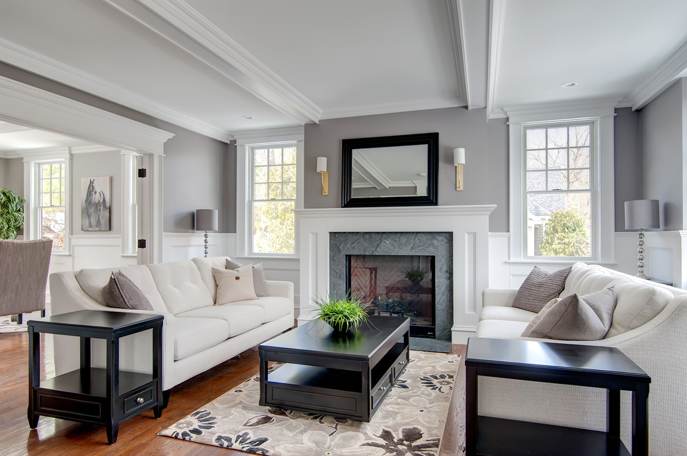 Großes, Repräsentatives, Offenes Klassisches Wohnzimmer mit grauer Wandfarbe, dunklem Holzboden, Kamin, Kaminumrandung aus Holz und buntem Boden in Boston
