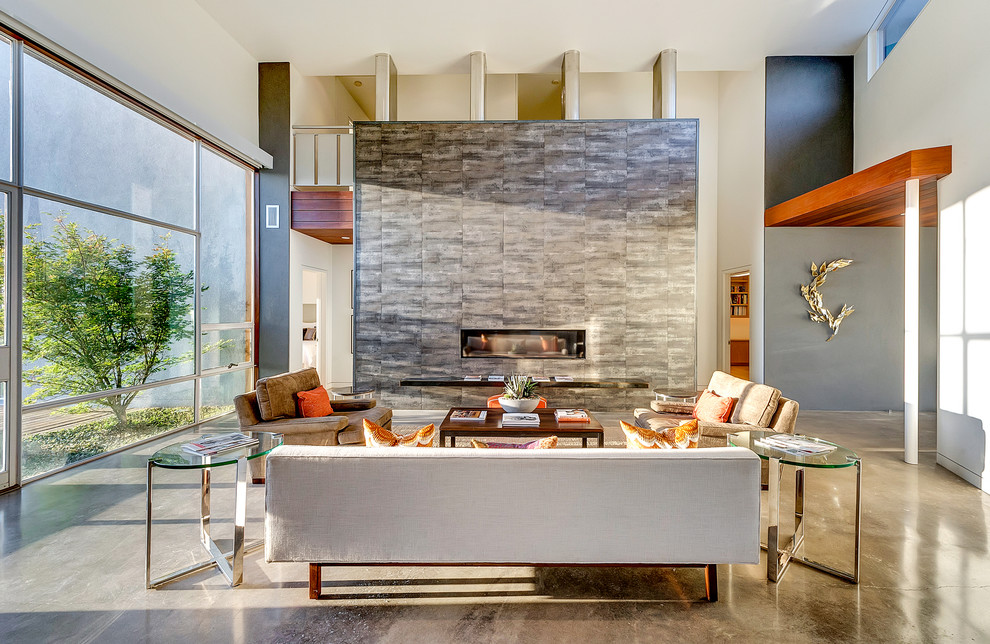 Идея дизайна: парадная, открытая гостиная комната в современном стиле с белыми стенами, бетонным полом, горизонтальным камином и акцентной стеной