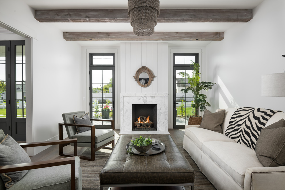 Inspiration för ett lantligt vardagsrum, med vita väggar, mörkt trägolv, en standard öppen spis och brunt golv