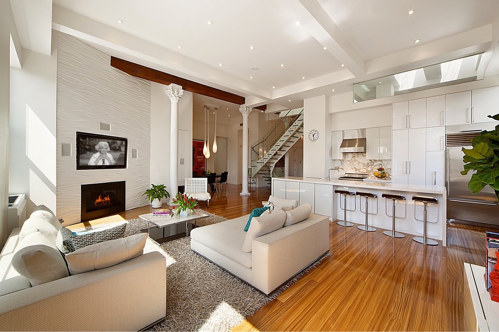 Inspiration pour un salon design de taille moyenne et ouvert avec un mur blanc, parquet clair, une cheminée d'angle, un téléviseur encastré et un sol marron.
