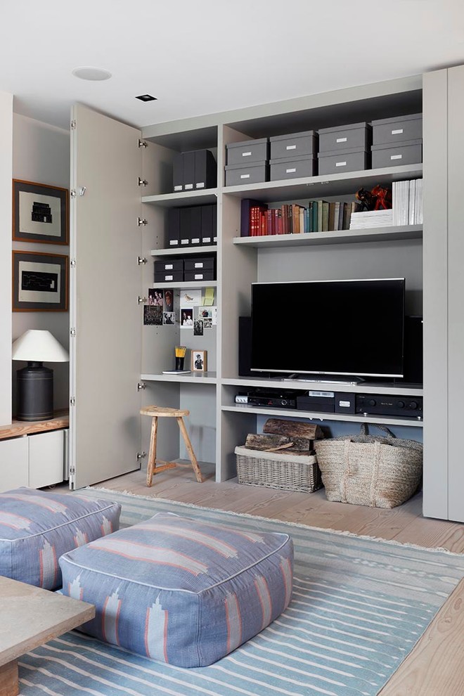 Idéer för ett klassiskt vardagsrum, med grå väggar, ljust trägolv och en inbyggd mediavägg